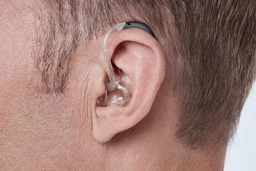 Oticon Opn S™ BTE Plus en el oido
